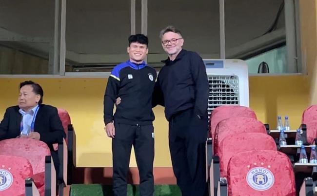 VIDEO: HLV Troussier động viên Tuấn Hải sau chấn thương