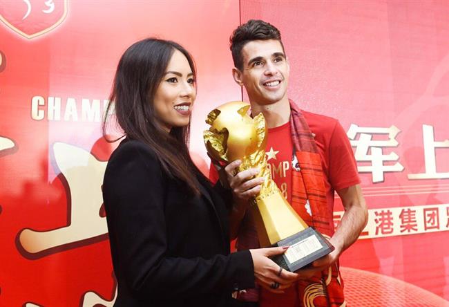 Oscar hien van dang choi tot trong mau ao Shanghai Port