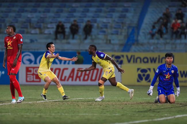 CLB Hà Nội bức xúc vì đối thủ chơi thứ bóng đá bạo lực 1