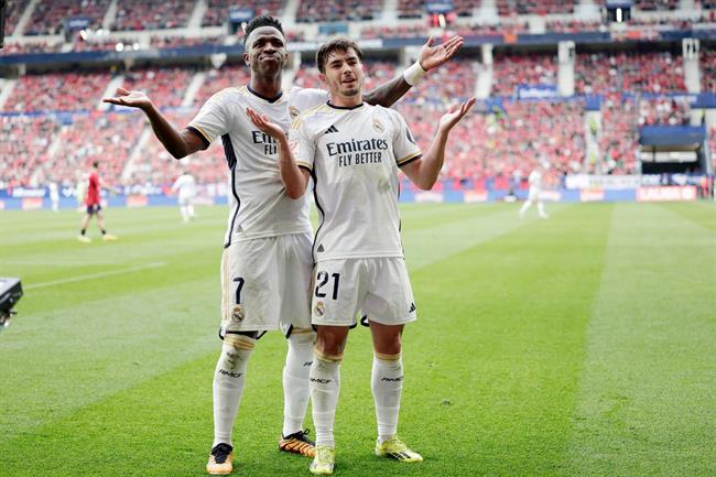 Vinicius Junior được đưa lên mây sau cú đúp vào lưới Osasuna