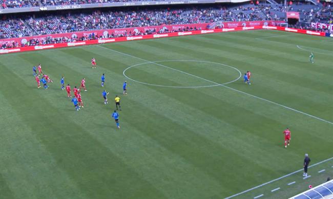 Kellyn Acosta ghi bàn từ giữa sân Kellyn Acosta ghi ban tu giua san