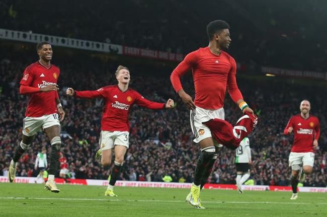 Amad Diallo quên rằng đã nhận thẻ vàng trước khi cởi áo ăn mừng