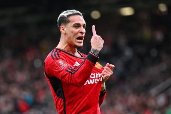 Micah Richards len tieng khen ngoi Antony