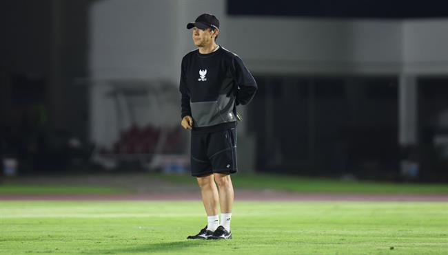 HLV Shin Tae Yong tát cầu thủ Indonesia ngay trên sân tập 1