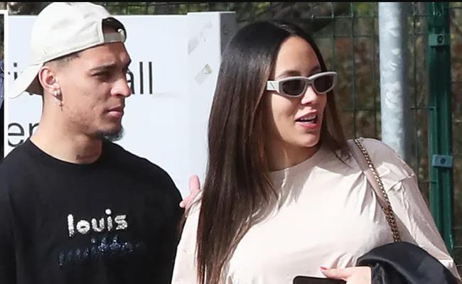 Antony rạng rỡ bên bạn gái sau chiến thắng trước Liverpool