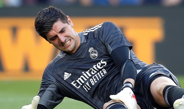 Thibaut Courtois mang cu soc cho Real va dT Bi