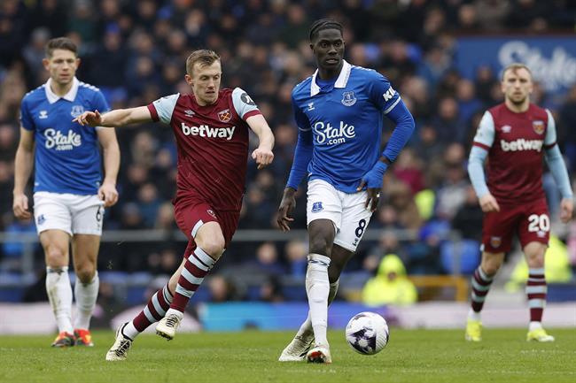 Barca gia nhap cuoc dua gianh tien ve  Amadou Onana 