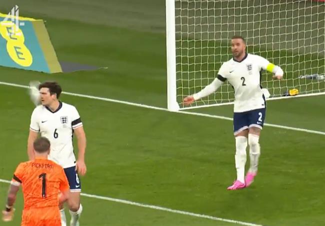 Tinh huong Kyle Walker sut bong vao nguoi Harry Maguire