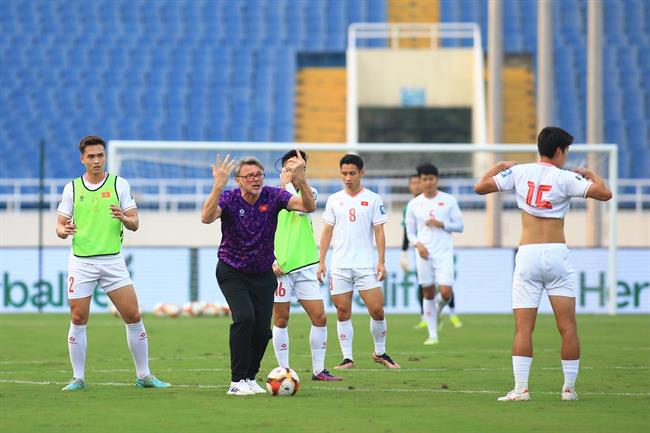 VIDEO: HLV Troussier sát sao với các học trò trước thềm đấu Indonesia