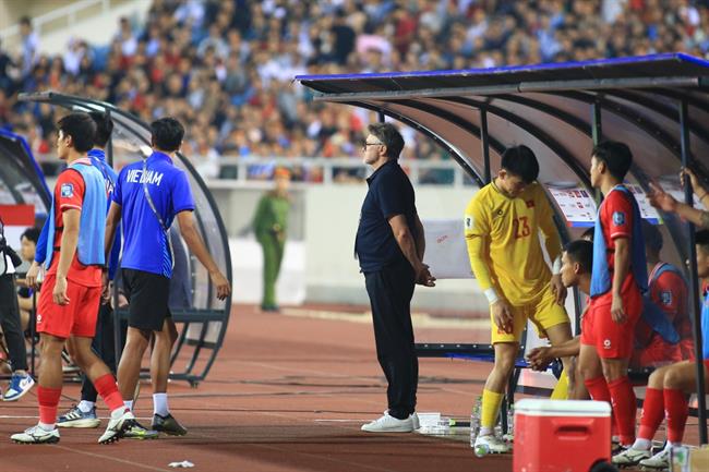 Đằng sau tâm thư của HLV Troussier là nỗi niềm đau đáu với bóng đá Việt Nam