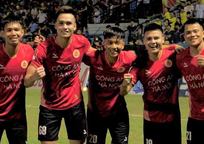 Phan Văn Đức trở lại, HLV lo tái phát chấn thương vì sân xấu