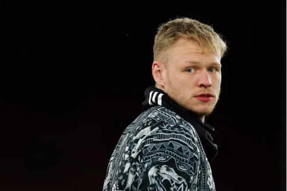 Mikel Arteta noi ve Aaron Ramsdale 