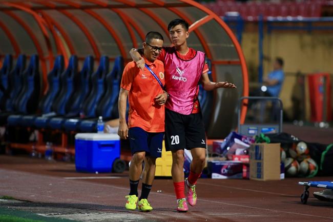 Kiatisuk lý giải nguyên nhân không để Phan Văn Đức thi đấu