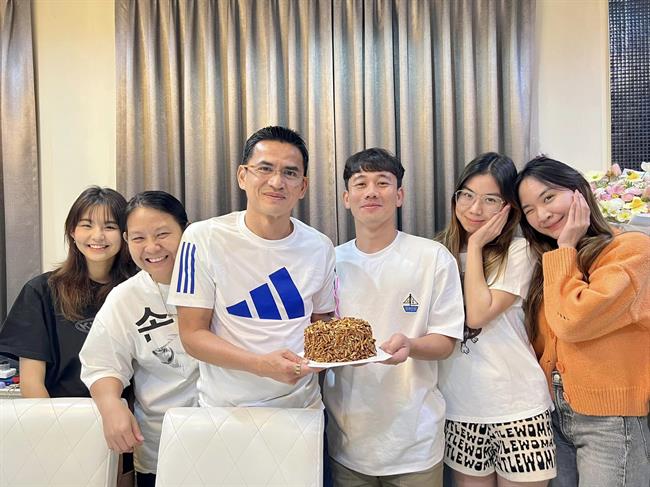 Minh Vương được gia đình HLV Kiatisuk tiếp đón khi tới Thái Lan