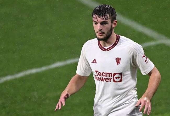 HLV Ten Hag đôn thêm trung vệ 18 tuổi lên đội một MU