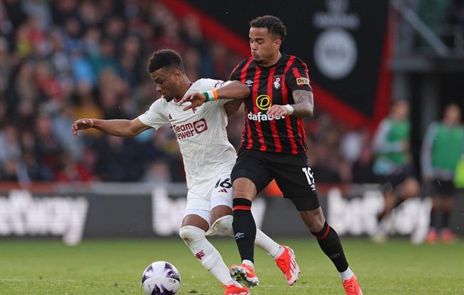 Điểm tin bóng đá sáng 14/4: MU đá trên mặt sân bất thường