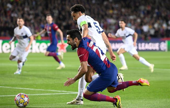 Ilkay Gundogan bức xúc đòi một quả penalty trước PSG 1 Ilkay Gundogan bức xúc đòi một quả penalty trước PSG 1