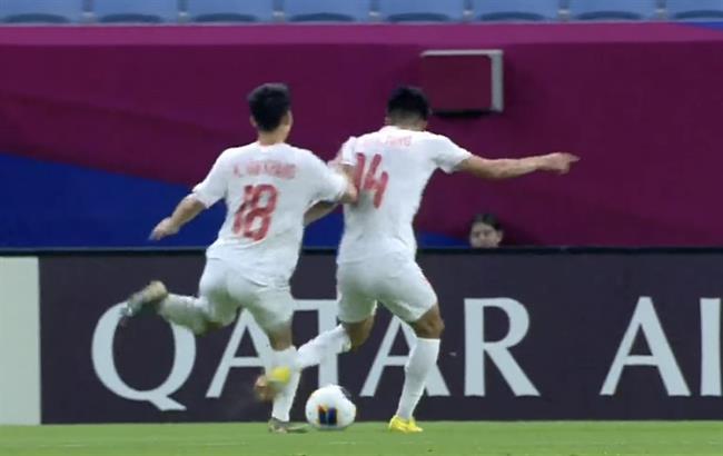 Hài hước tình huống hai cầu thủ U23 Việt Nam lao vào nhau vì ham bóng