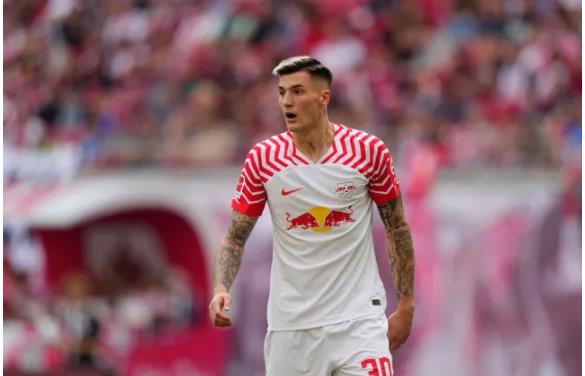 Arsenal dua Benjamin Sesko tro thanh muc tieu so 1