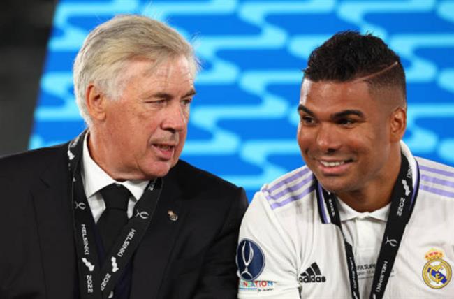 Carlo Ancelotti khoc khi Casemiro roi Real Madrid