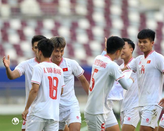Khuất Văn Khang lập siêu phẩm đá phạt thành bàn tại VCK U23 châu Á