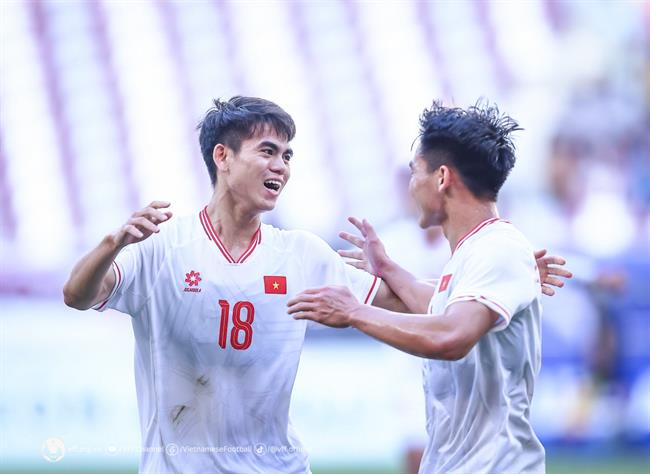 AFC hết lời khen ngợi siêu phẩm ghi bàn của Khuất Văn Khang