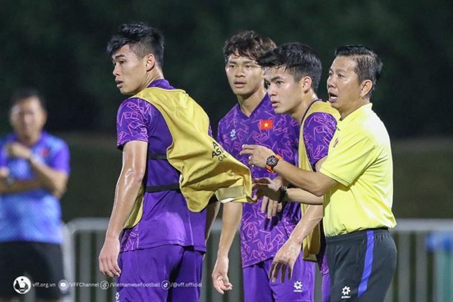 HLV Hoàng Anh Tuấn giữ đôi chân các cầu thủ trên mặt đất