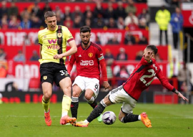 MU vua de Burnley cam hoa 1-1