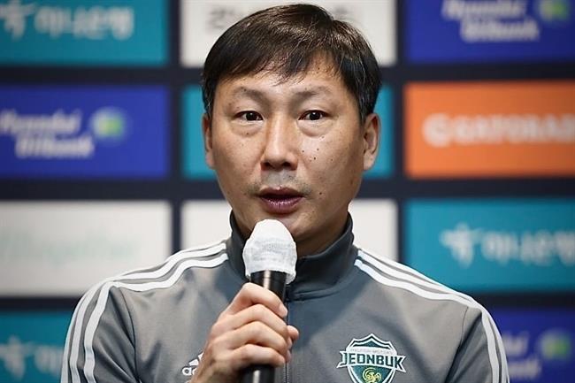 Kim Sang Sik từng là đồng đội của huyền thoại MU, cùng Shin Tae Yong vô địch Hàn Quốc