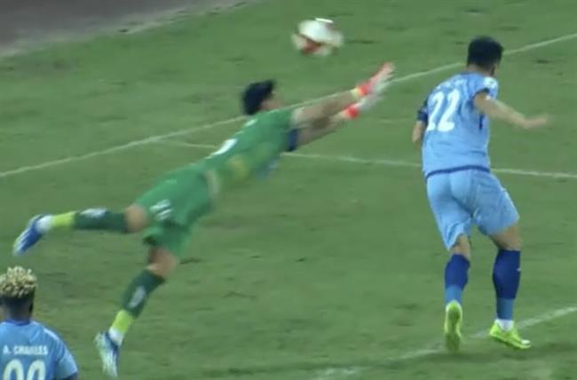 Tiến Linh ghi bàn sau quả tạt bóng như đặt của Quế Ngọc Hải