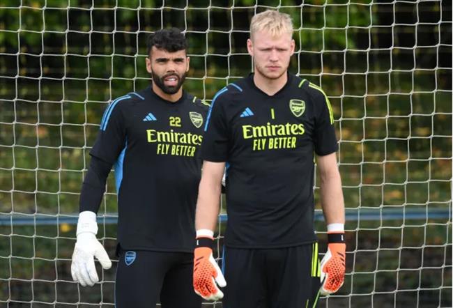 Jens Lehmann không hiểu tại sao Arteta thay Ramsdale bằng Raya