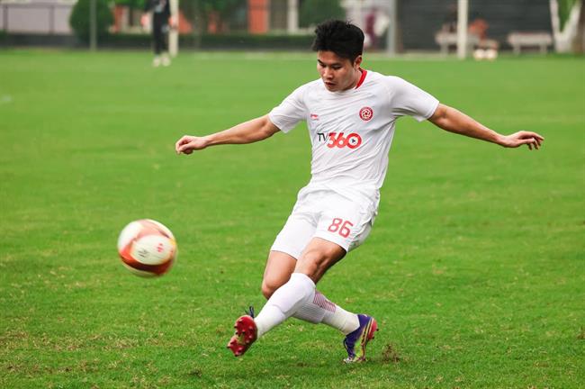 VIDEO: Trương Tiến Anh sút xa đẹp mắt tung lưới PVF-CAND