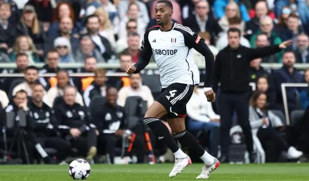 Newcastle sap co Tosin Adarabioyo cua Fulham