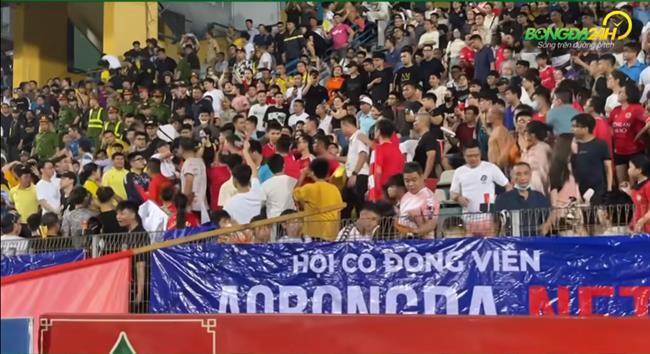 VIDEO: Xảy ra xô xát giữa CĐV Nam Định và CAHN trên khán đài sân Hàng Đẫy