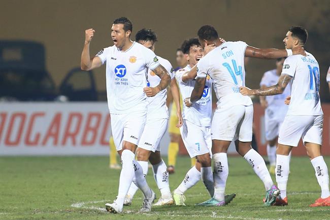 Đua vô địch V-League 2023/24: Cuộc dạo chơi của Nam Định