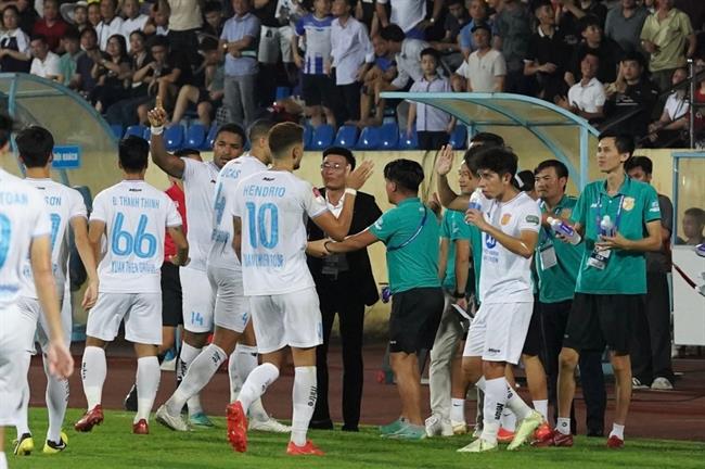 Rafaelson chiếm trọn spotlight trong ngày HLV Kim Sang Sik dự khán