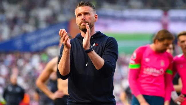 HLV Rob Edwards khóc đỏ hết mắt khi Luton sắp phải xuống hạng