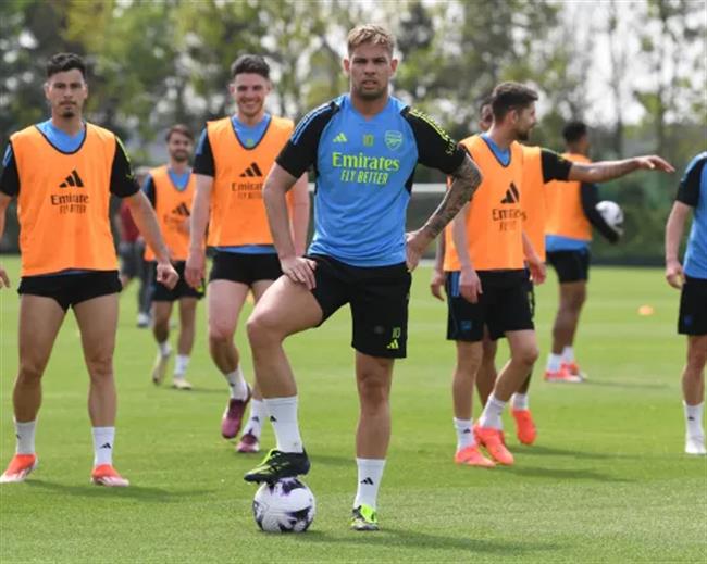 Arsenal san sang lang nghe de nghi cho Emile Smith Rowe