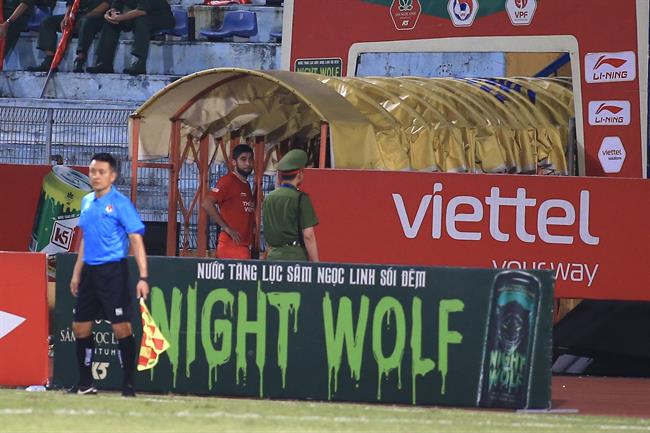 Video: Ngoại binh Thể công Viettel bị thẻ đỏ nhưng vẫn nán lại sân xem đồng đội đá