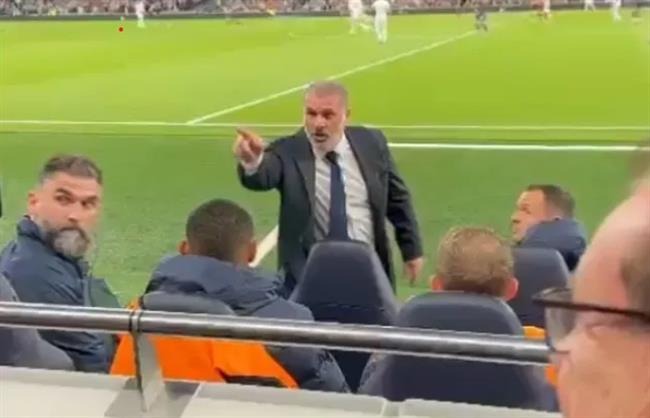 HLV Ange Postecoglou doi dau voi nguoi ham mo Tottenham 