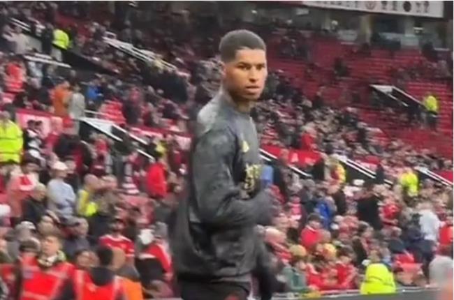 Marcus Rashford doi dau voi NHM MU khi khoi dong