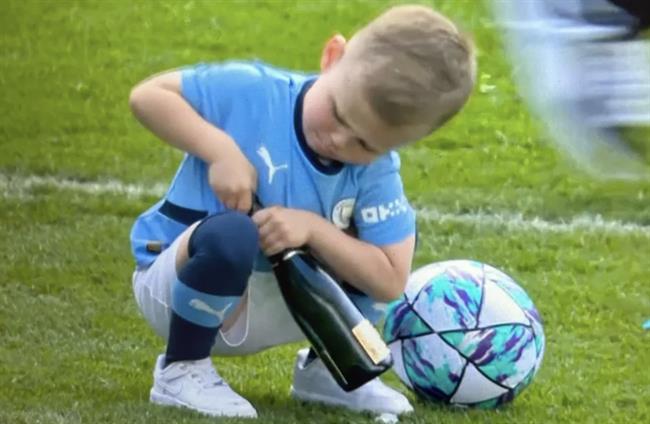 Con trai 5 tuổi của Phil Foden gây chú ý khi hí hoáy mở chai sâm panh
