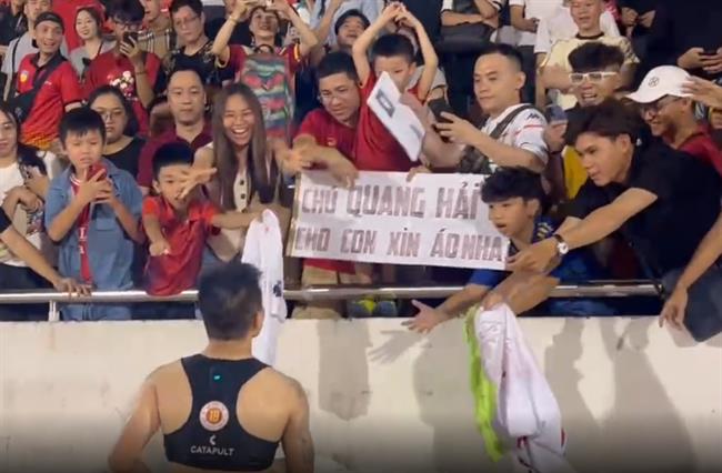 Quang Hải giữ lời hứa tặng áo đấu cho fan nhí
