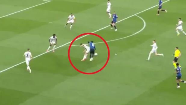 Ademola Lookman biến Granit Xhaka thành gã hề trước khi ghi bàn