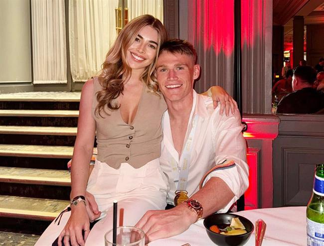 Scott McTominay và bạn gái tại buổi lễ ăn mừng của MU Scott McTominay va ban gai tai buoi le an mung cua MU