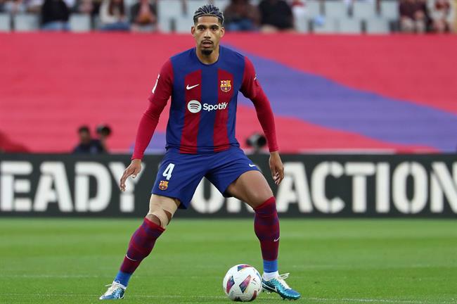 MU rat muon co trung ve Ronald Araujo cua Barca