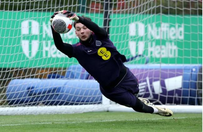 Chelsea quan tam thu mon James Trafford cua Burnley