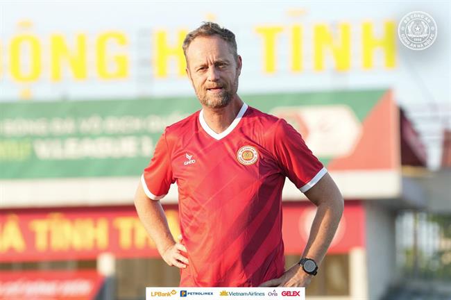 HLV Polking thừa nhận hạn chế của CAHN sau thất bại trước CLB TPHCM