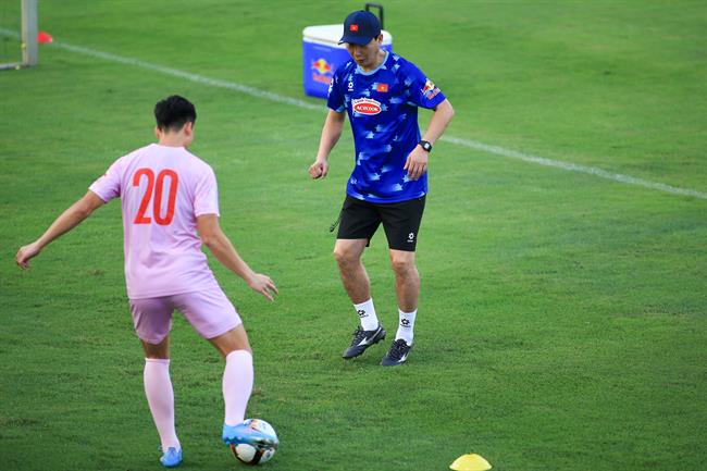 HLV Kim Sang Sik thoải mái tập đá ma với các cầu thủ