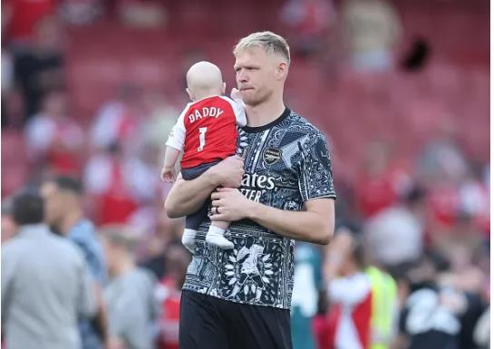 Aaron Ramsdale dang phai ngoi du bi o Arsenal